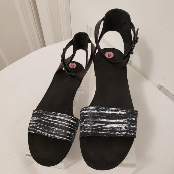 VINCE BLACK & WHITE "Sawyer" Sandals, Size 9 = 40, Stylish Flats Sleek - Picture 10 of 12
